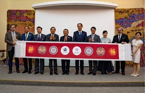 “絲路綺粲—中國絲綢藝術(shù)展”開幕式在匈牙利首都布達佩斯舉行。布達佩斯中國文化中心供圖