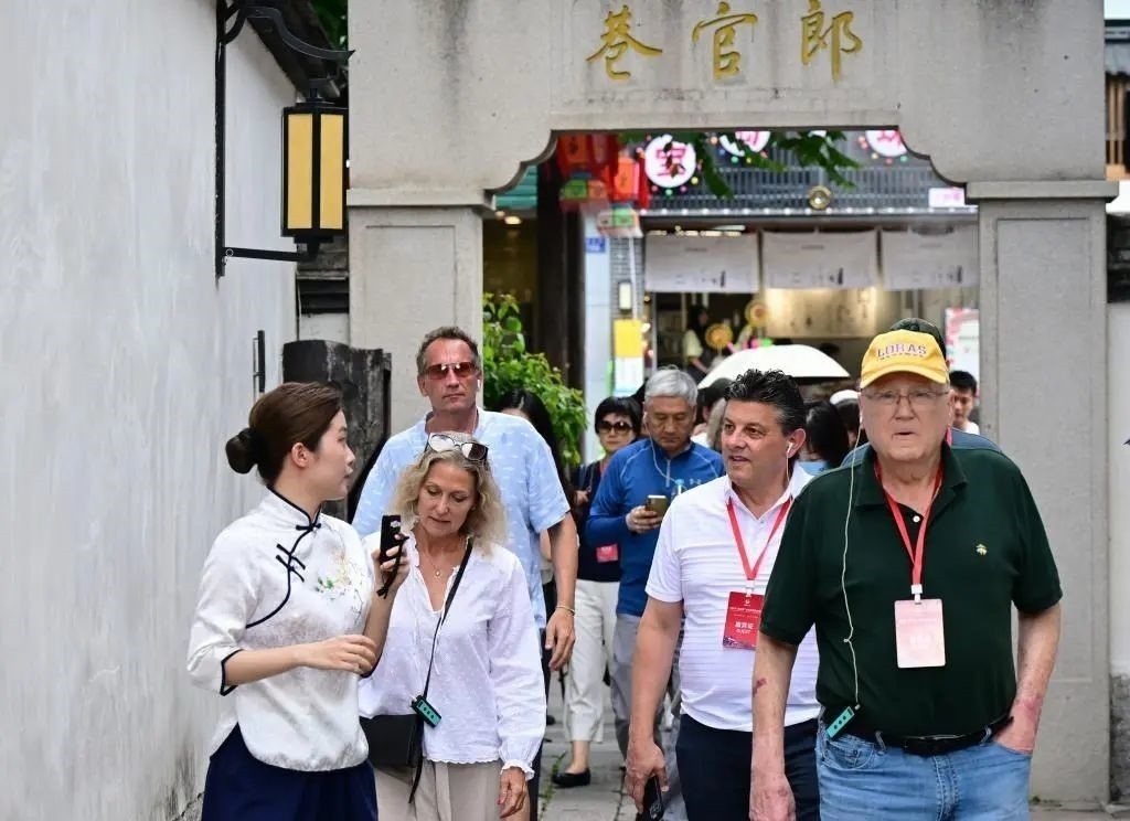 △2023年6月27日，“鼓嶺之友”部分成員和中美各界人士在福建福州南后街三坊七巷參觀訪問。