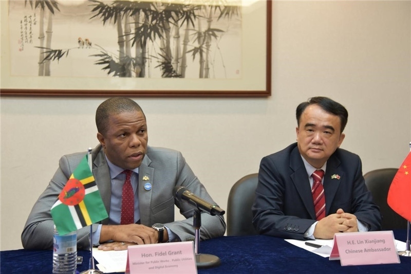 多公共工程部部長(zhǎng)格蘭特（左一）向與會(huì)記者介紹赴華參會(huì)情況。駐多米尼克使館供圖