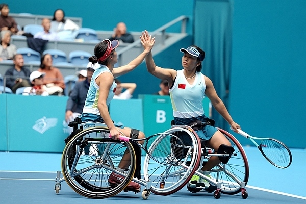 10月25日，杭州亞殘運會輪椅網球女雙決賽，中國組合朱珍珍(右)/郭珞瑤慶祝得分。人民網記者 胡雪蓉攝