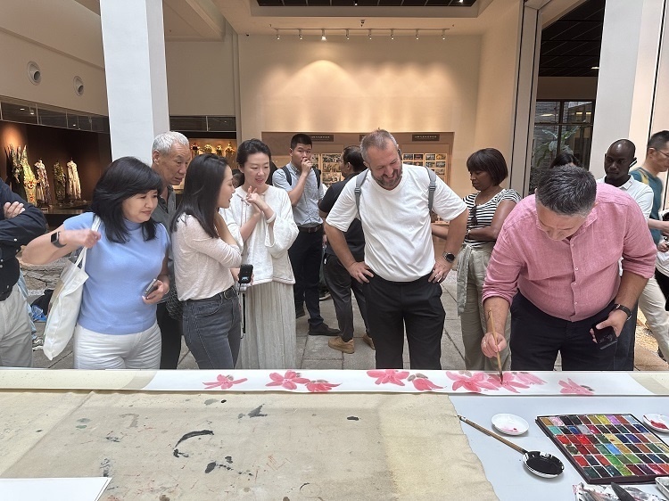 首屆國(guó)際傳播“絲路獎(jiǎng)”獲獎(jiǎng)代表等在廣州市荔灣區(qū)永慶坊參加文化交流活動(dòng)。楊爍壁、王燕攝影報(bào)道