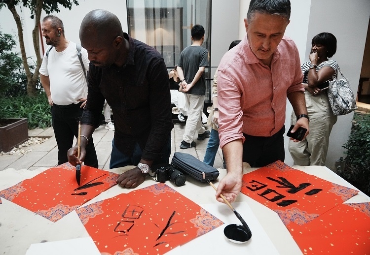 首屆國(guó)際傳播“絲路獎(jiǎng)”獲獎(jiǎng)代表等在廣州市荔灣區(qū)永慶坊參加文化交流活動(dòng)。楊爍壁、王燕攝影報(bào)道