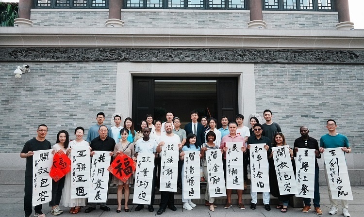 首屆國(guó)際傳播“絲路獎(jiǎng)”獲獎(jiǎng)代表等在廣州市荔灣區(qū)永慶坊參加文化交流活動(dòng)。楊爍壁、王燕攝影報(bào)道