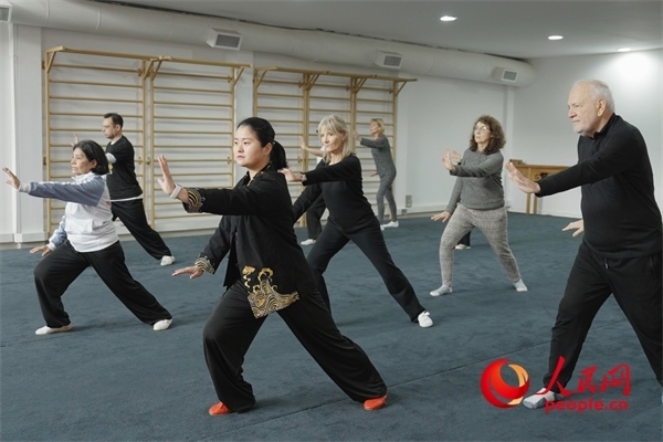 阿根廷武術(shù)俱樂部協(xié)會(huì)副會(huì)長陳敏正在教學(xué)。人民網(wǎng)記者 張若涵攝