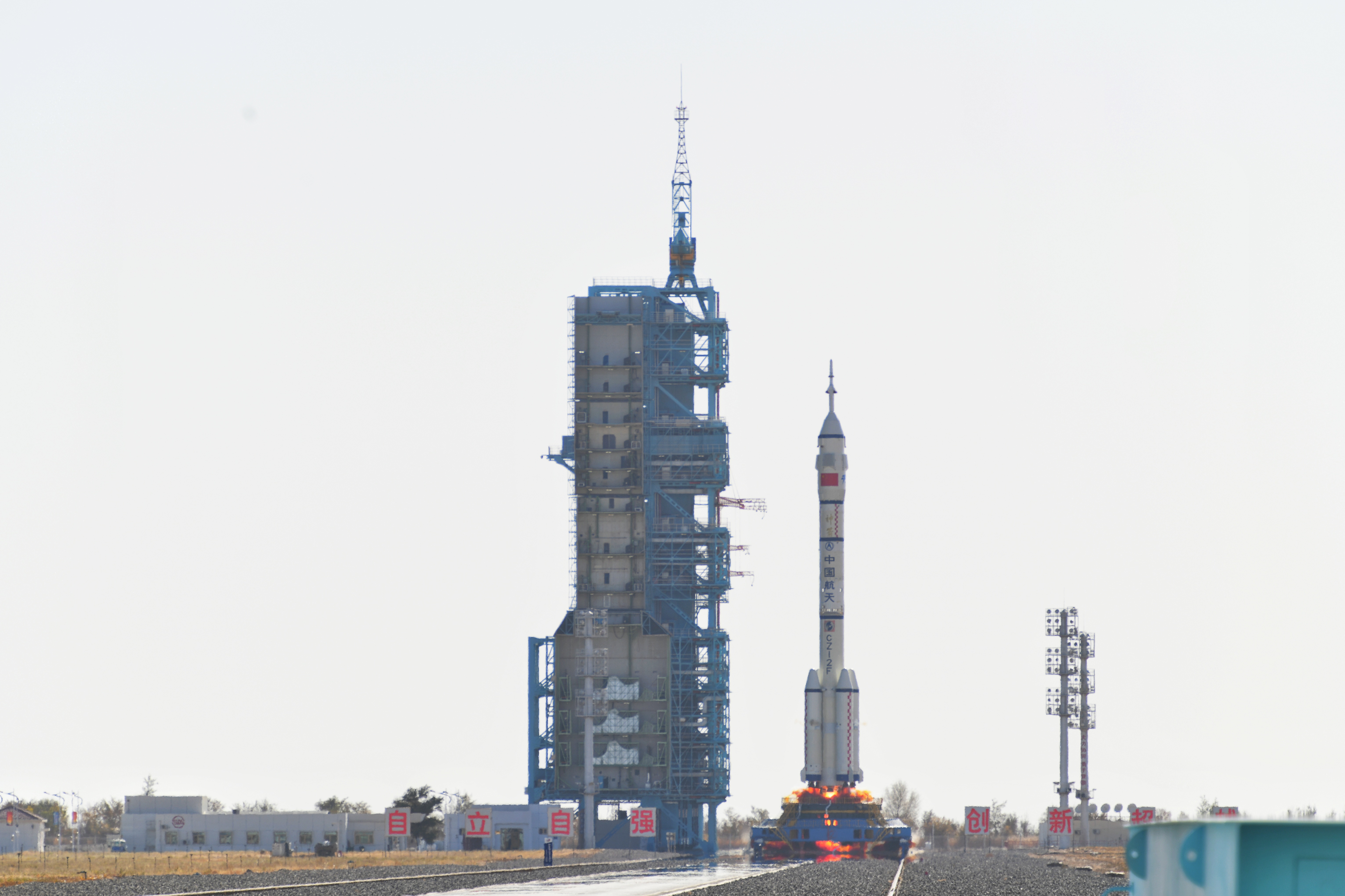 神舟十七號載人飛船發(fā)射升空震撼瞬間。人民網 張啟川攝