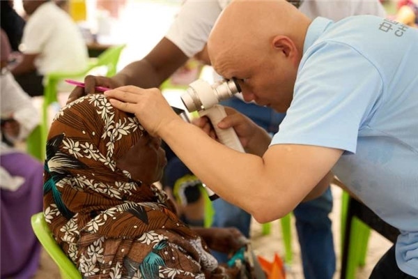 醫(yī)療隊為當地患者義診。中國援桑醫(yī)療隊供圖