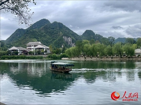 秋日的邊城鎮(zhèn)，青山滴翠、碧水含情。人民網(wǎng) 周靜圓攝