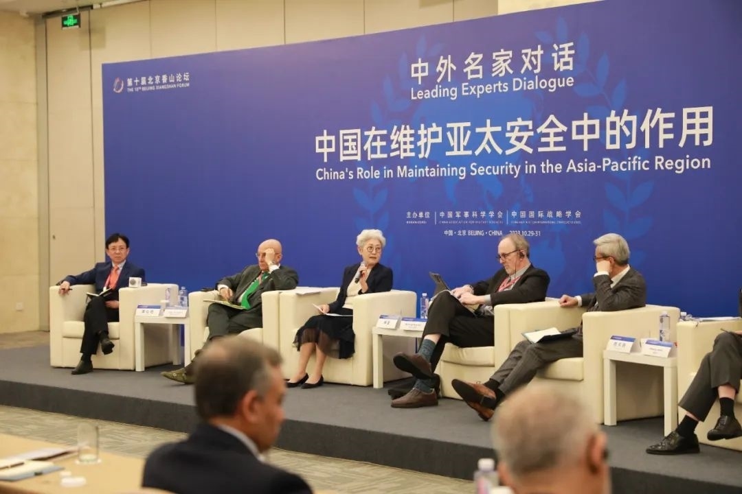 傅瑩（左三）反駁邁克爾·史文（左四）。斯基攝