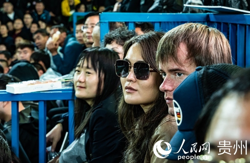 外媒記者走進(jìn)“村BA”決賽現(xiàn)場(chǎng)觀看比賽。人民網(wǎng) 陽(yáng)茜 攝