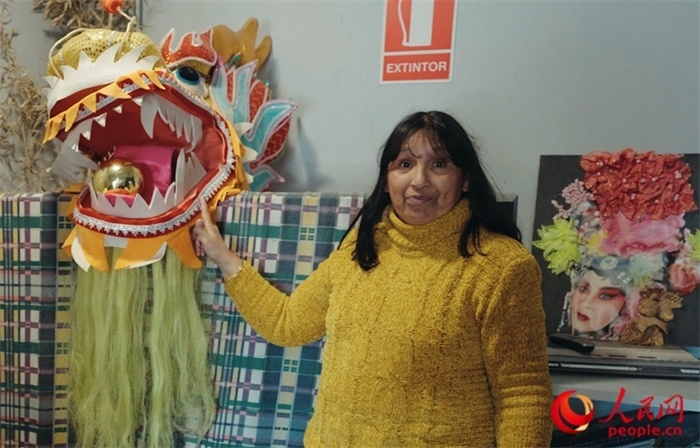 “熊貓閱覽室”一角。盧漢·梅洛為記者展示大使館贈送的龍頭。人民網(wǎng)記者 張若涵攝