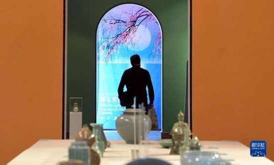 10月30日，人們在伊朗德黑蘭伊朗國家藝術(shù)科學(xué)院觀看展出的展品。新華社記者 沙達(dá)提 攝