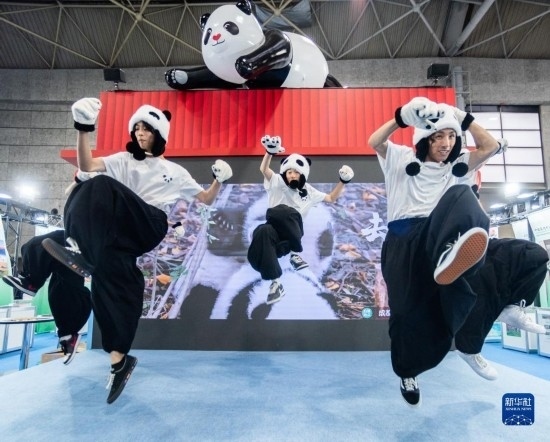  10月29日，街舞隊(duì)在日本大阪國際會(huì)展中心中國館表演街舞。新華社發(fā)（中國駐大阪旅游辦事處供圖）