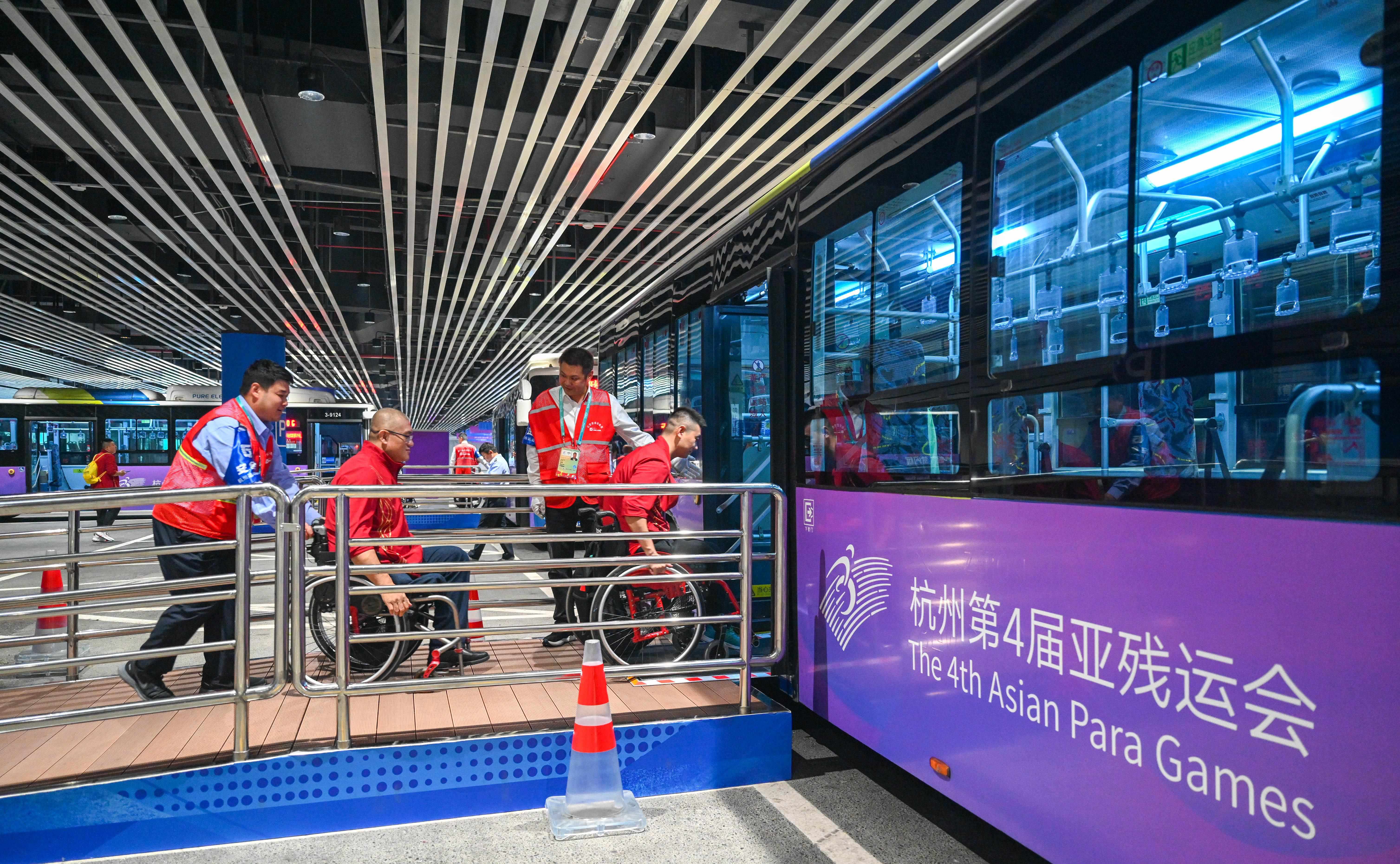△2023年10月25日，結束輪椅籃球比賽后的中國隊和阿富汗隊球員通過無障礙坡道，順利上車返回運動員村。