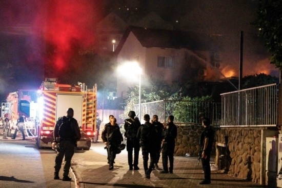  10月29日，在以色列北部城市謝莫納，以軍士兵和急救人員在一處被火箭彈擊中的現(xiàn)場執(zhí)勤。新華社發(fā)（阿亞爾·馬爾戈林?jǐn)z/基尼圖片社）