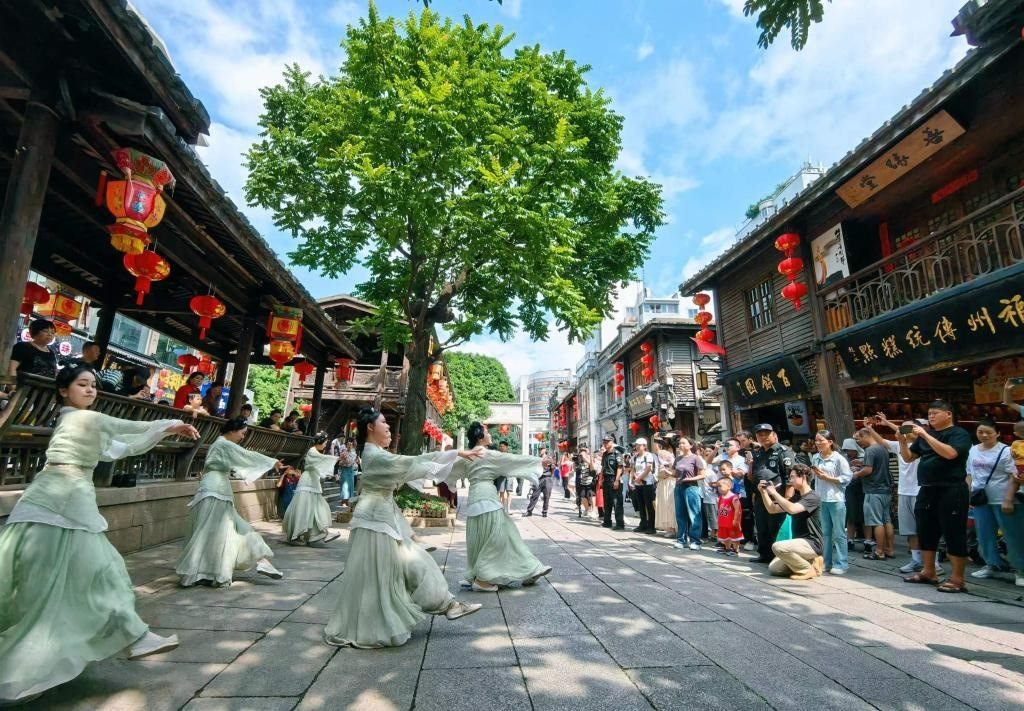 國慶節(jié)期間，福州市三坊七巷歷史文化街區(qū)上演《尋夢閩都》快閃。新華社發(fā)