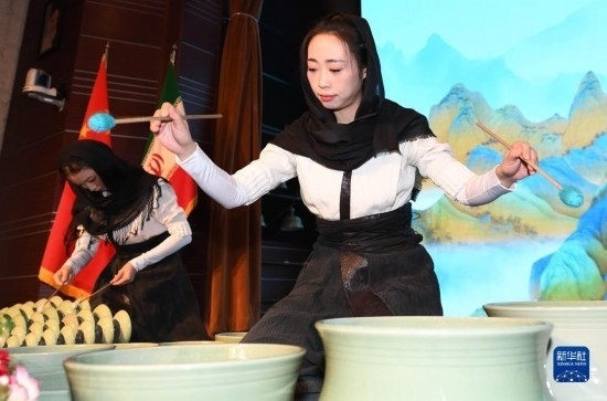 10月30日，演員在伊朗德黑蘭伊朗國家藝術(shù)科學(xué)院舉行的“青風(fēng)海上來”浙江青瓷巡禮開幕式暨“萬象中國·天下寧波”寧波文旅推介會開幕式上表演。新華社記者 沙達(dá)提 攝
