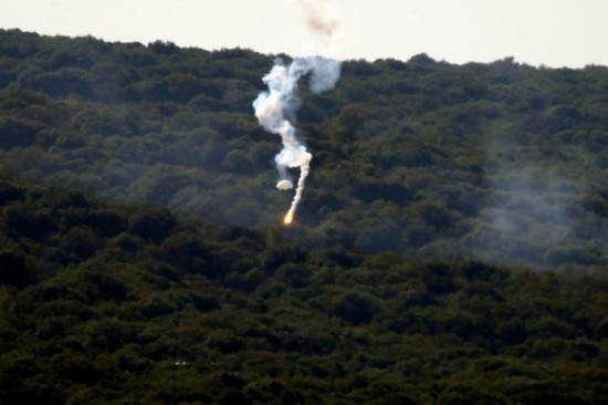 10月28日，閃光彈落在黎巴嫩納古拉樹林中燃起濃煙。新華社發(fā)（阿里·哈希紹攝）