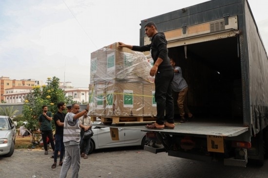  10月29日，工作人員在加沙地帶南部城市汗尤尼斯的一家醫(yī)院搬運(yùn)醫(yī)療援助物資。新華社發(fā)（里澤克·阿卜杜勒賈瓦德攝）