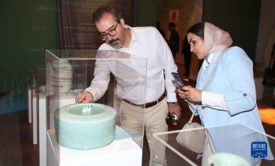 10月30日，人們在伊朗德黑蘭伊朗國家藝術(shù)科學(xué)院觀看展出的展品。新華社記者 沙達(dá)提 攝