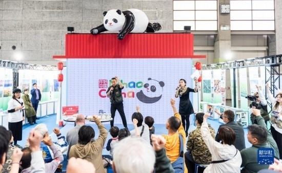  10月29日，游客在日本大阪國際會(huì)展中心中國館參與中國旅游知識(shí)問答活動(dòng)。新華社發(fā)（中國駐大阪旅游辦事處供圖）