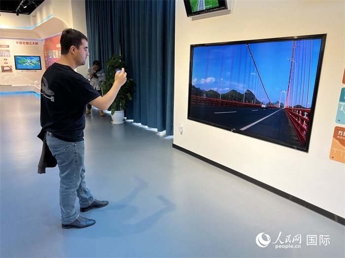 歐亞國家記者在橋梁博物館參觀。（人民網(wǎng) 花放攝）