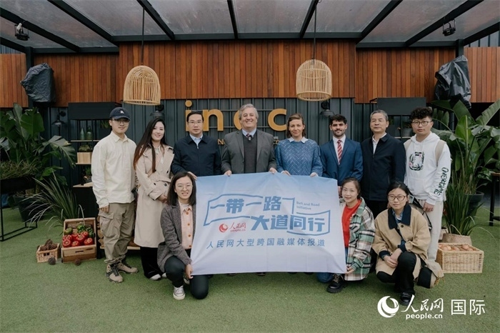 在烏拉圭第118屆普拉多牧農(nóng)業(yè)國際博覽會上，烏拉圭國家肉類協(xié)會主席與人民網(wǎng)記者合影。人民網(wǎng)記者 張若涵攝