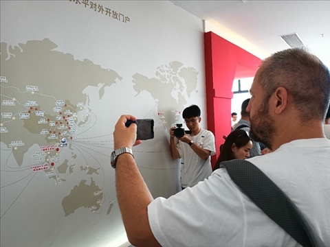 來自波黑的法魯克·博里奇用手機記錄廣州港可以通達到的世界城市與地區(qū)。石青川 攝