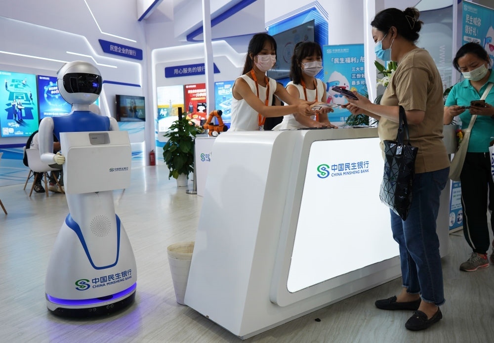 2022年9月4日，在服貿(mào)會(huì)首鋼園區(qū)金融服務(wù)專(zhuān)題展上，參觀者在中國(guó)民生銀行展臺(tái)咨詢(xún)金融業(yè)務(wù)。新華社記者 金皓原 攝