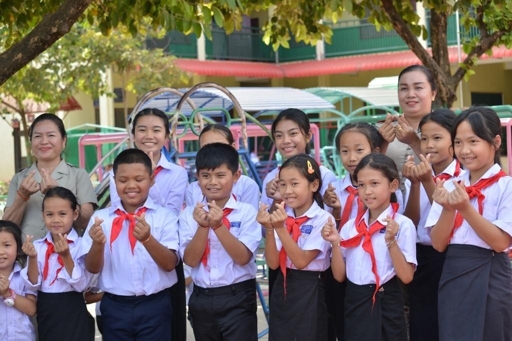 在采訪中，中老友好農(nóng)冰村小學(xué)師生為老中友誼“比心”。