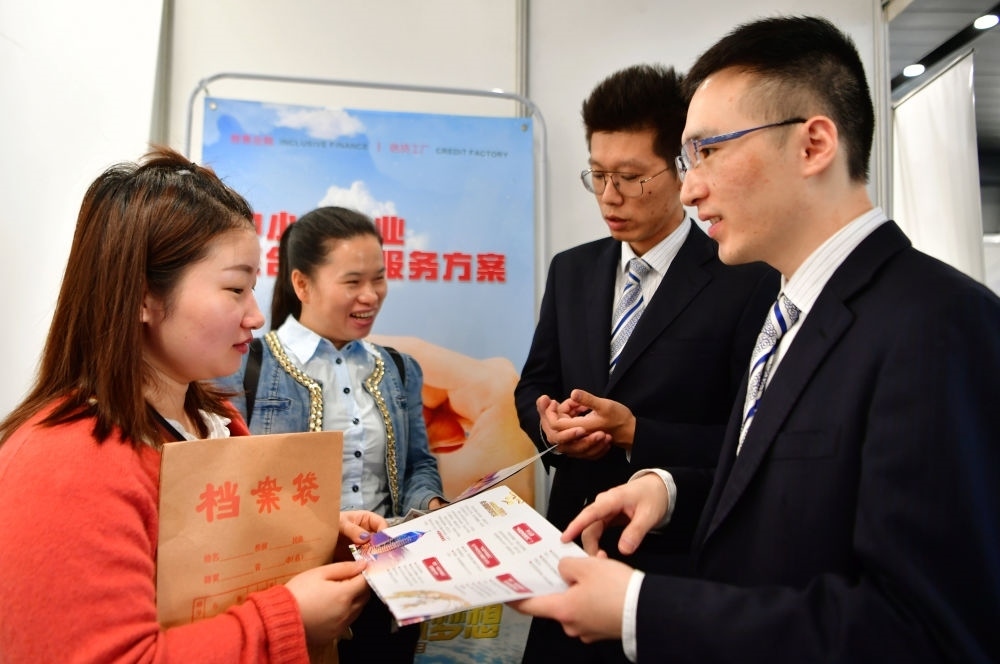 2019年5月9日，兩名鞋業(yè)公司的工作人員（左一和左二）向銀行工作人員咨詢(xún)中小微企業(yè)金融服務(wù)方案細(xì)則。當(dāng)日，福建自貿(mào)區(qū)福州片區(qū)稅企銀三方對(duì)接會(huì)在馬尾基金小鎮(zhèn)舉辦，來(lái)自傳統(tǒng)制造業(yè)、物聯(lián)網(wǎng)和電子商務(wù)等行業(yè)的企業(yè)代表參加對(duì)接會(huì)。新華社記者 魏培全 攝