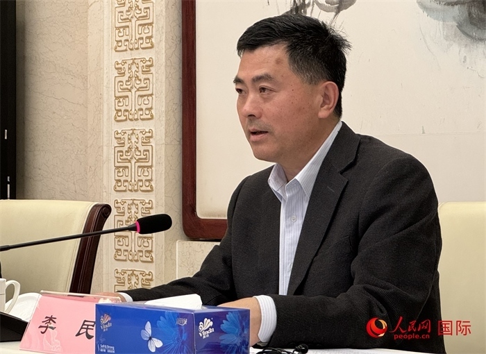 10月31日，歐美同學(xué)會秘書長李民在第五屆中法文化論壇媒體吹風(fēng)會上講話。（人民網(wǎng) 謝瑩攝）