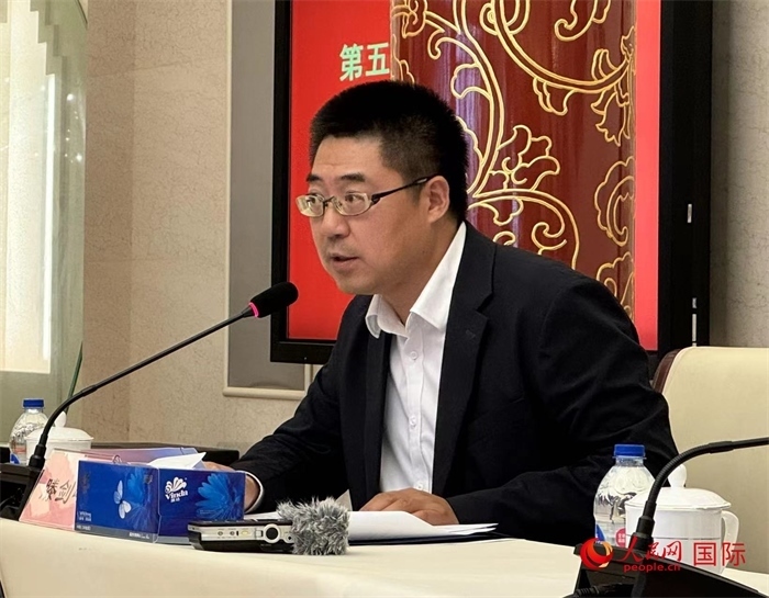 10月31日，歐美同學(xué)會副秘書長滕劍峰在第五屆中法文化論壇媒體吹風(fēng)會上講話。（人民網(wǎng) 謝瑩攝）