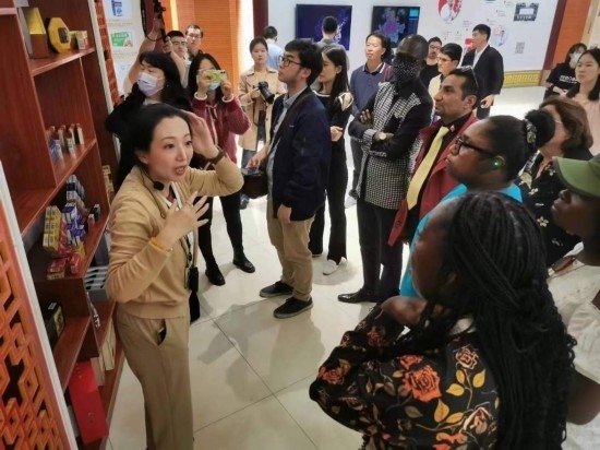 2023“一帶一路”媒體合作論壇聯(lián)合采訪(fǎng)團(tuán)參觀(guān)仁和863科技園產(chǎn)品展示區(qū)。（本報(bào)記者 黃超攝）