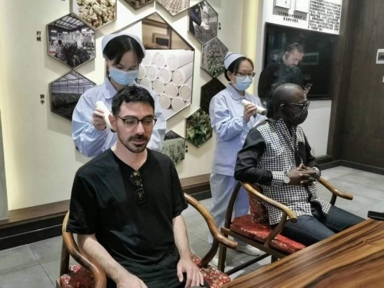 2023“一帶一路”媒體合作論壇聯(lián)合采訪(fǎng)團(tuán)團(tuán)員在九牛草展示館體驗(yàn)艾灸。（本報(bào)記者 黃超攝）