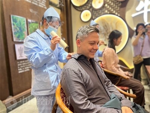  （外媒記者體驗(yàn)艾灸。中國經(jīng)濟(jì)周刊記者 郭志強(qiáng) 攝）