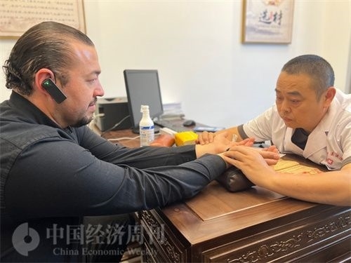  （外媒記者走進(jìn)中醫(yī)堂，問診中醫(yī)名師。中國經(jīng)濟(jì)周刊記者 郭志強(qiáng)攝）