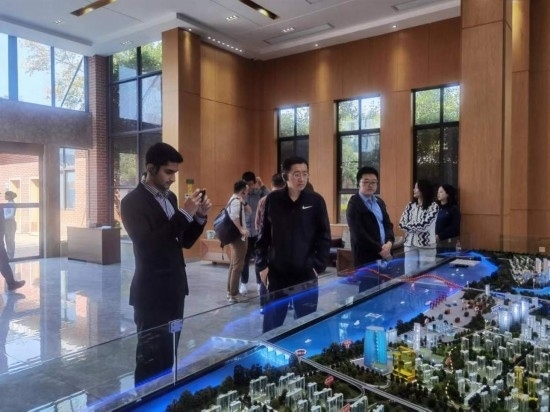 10月24日，2023“一帶一路”媒體合作論壇聯(lián)合采訪團(tuán)團(tuán)員在清水塘投資集團(tuán)招商服務(wù)中心參觀。本報(bào)記者 常雯宜攝