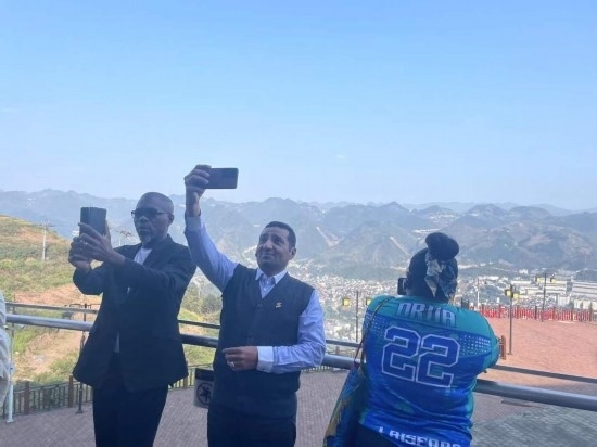 外媒記者在天釀景區(qū)拍照留念。本報記者葉子攝