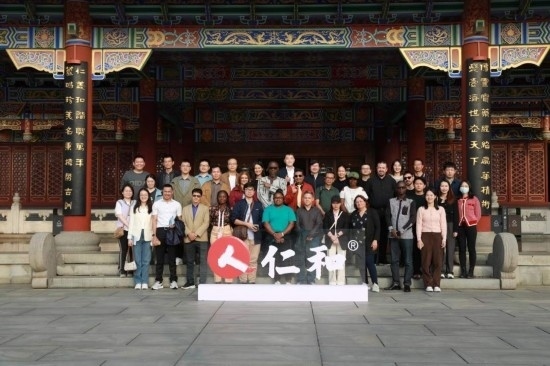 2023“一帶一路”媒體合作論壇聯(lián)合采訪(fǎng)團(tuán)參觀(guān)仁和集團(tuán)。（受訪(fǎng)者供圖）