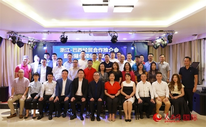 與會(huì)嘉賓合影。人民網(wǎng)記者 陳海琪攝