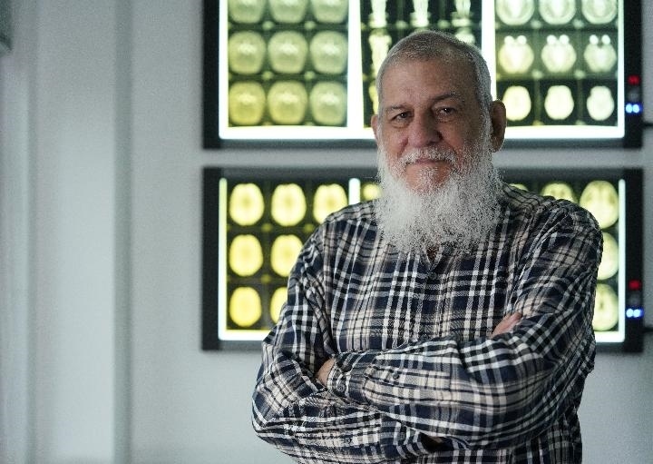 10月31日，古巴科學家裴德樂在電子科技大學校園內(nèi)。