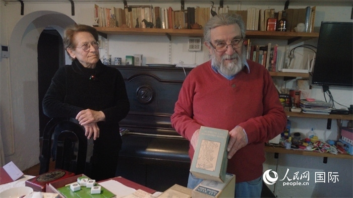 艾麗西亞·奧夫雷貢（左）和馬里奧·帕佐斯向記者展示家中收藏的西班牙語版《紅樓夢》。人民網(wǎng)記者 張若涵攝