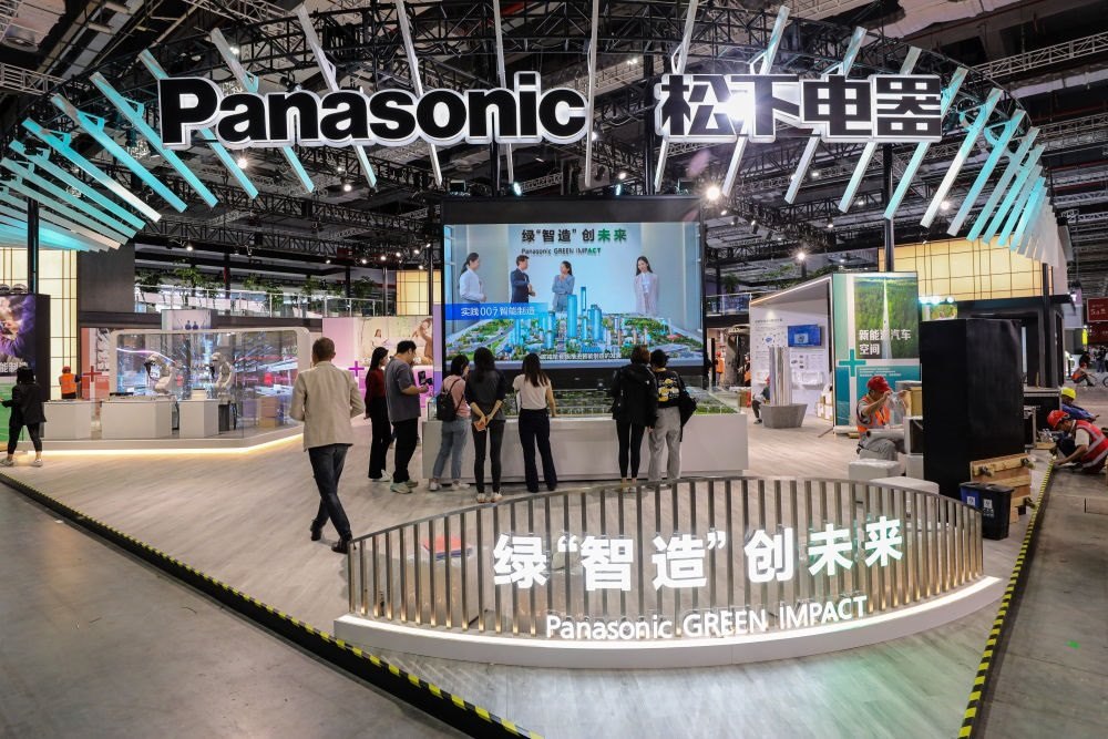 2023年11月2日，工作人員在進(jìn)博會(huì)松下電器展位做準(zhǔn)備工作。新華社記者 辛夢(mèng)晨 攝