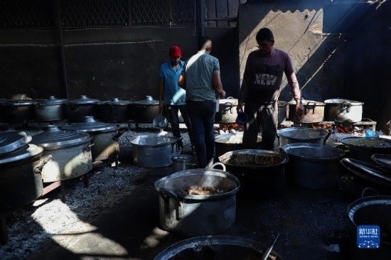 11月3日，在加沙地帶南部城市拉法，人們在煤氣中斷后用柴火做飯。新華社發(fā)（里澤克·阿卜杜勒賈瓦德攝）