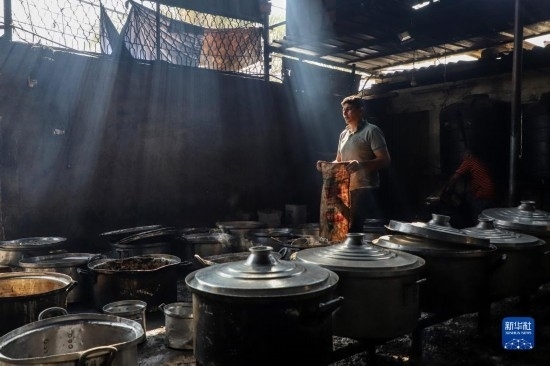 11月3日，在加沙地帶南部城市拉法，人們在煤氣中斷后用柴火做飯。新華社發(fā)（里澤克·阿卜杜勒賈瓦德攝）