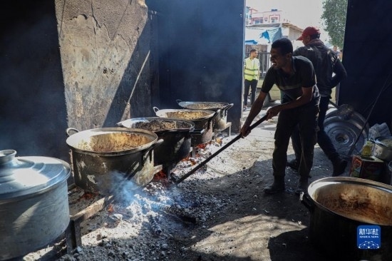 11月3日，在加沙地帶南部城市拉法，人們在煤氣中斷后用柴火做飯。新華社發(fā)（里澤克·阿卜杜勒賈瓦德攝）