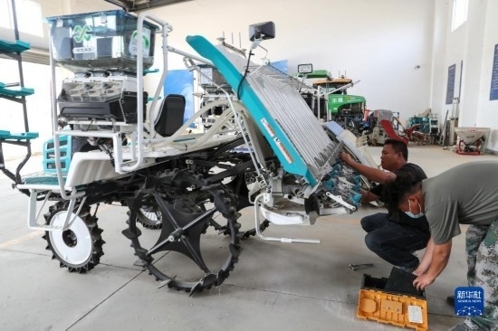 11月4日，技術(shù)員在南通市通州區(qū)十總鎮(zhèn)育民村農(nóng)場保養(yǎng)無人插秧機設(shè)備。