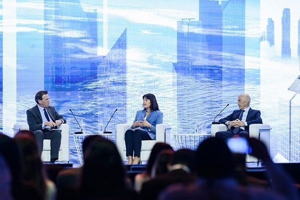 牛津大學(xué)研究全球化與發(fā)展問題的教授伊恩·戈爾丁（右一）表示，全球格局的變化是結(jié)構(gòu)性的，各國特別是西方國家必須順應(yīng)變化。迪拜商會供圖