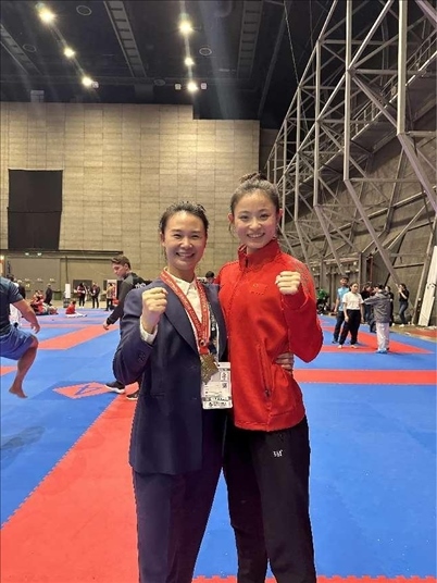 教練李紅（左）與龔莉（右）在2023年匈牙利布達佩斯世界空手道錦標賽上合影。受訪者供圖
