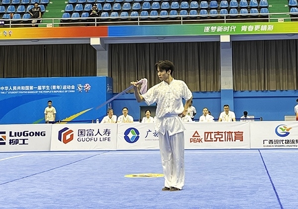 11月6日，第一屆全國(guó)學(xué)生（青年）運(yùn)動(dòng)會(huì)武術(shù)套路（大學(xué)組）男子自選劍術(shù)比賽中。人民網(wǎng)記者 歐興榮攝